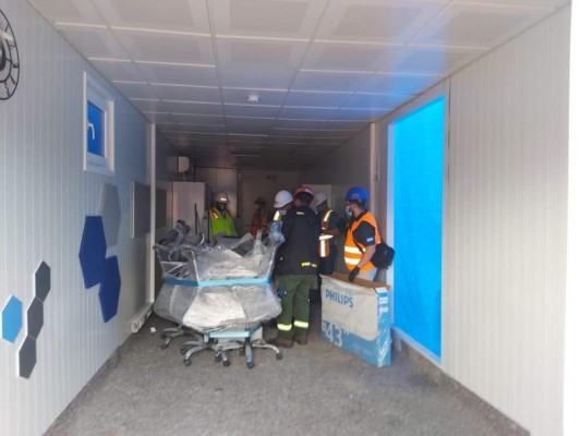 Así avanza la inspección física de 68 contenedores de los dos hospitales móviles (FOTOS)