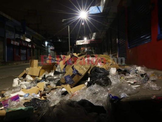 FOTOS: Inundadas de basura amanecieron las calles de Comayagüela, tras fiesta navideña