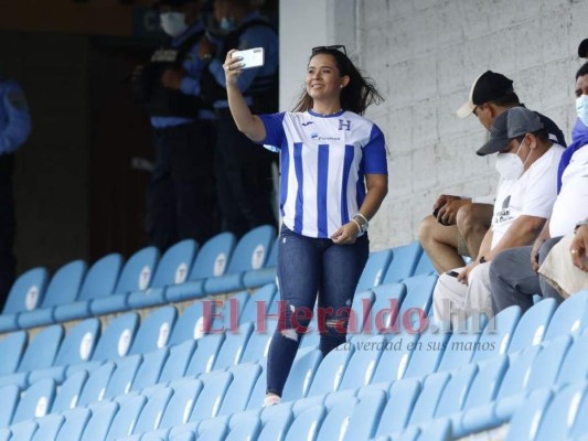 Bellas aficionadas engalanan el Olímpico; disfrutarán el Honduras-Costa Rica