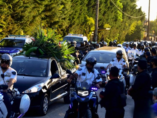 Al lado de sus padres, Maradona fue enterrado en una ceremonia privada