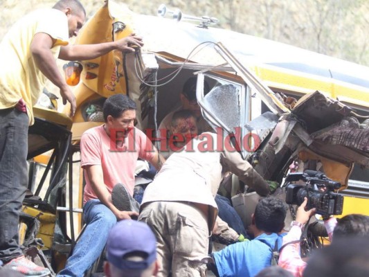 Dramáticas imágenes del choque entre dos buses en la carretera a Olancho que dejó varios heridos