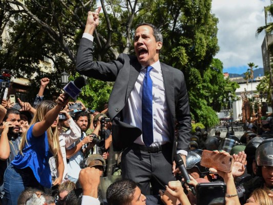 La caótica llegada de Juan Guaidó al Parlamento para su juramentación