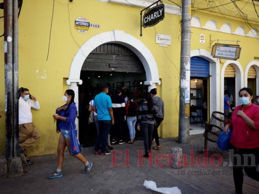 Portando mascarillas, capitalinos visitan comercios para aprovechar promociones de fin de año (Fotos)