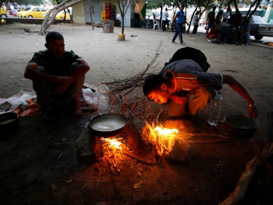 El calvario de miles de venezolanos enfermos que buscan ayuda en Colombia