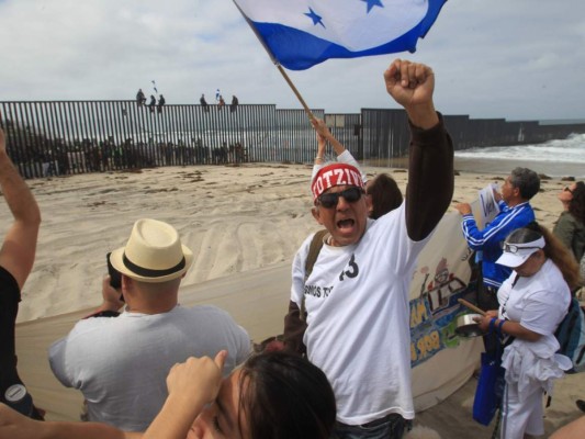 Migrantes hondureños llegan con caravana a la frontera México-Estados Unidos