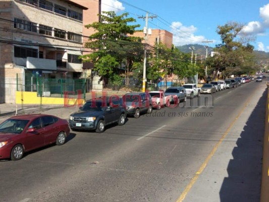 FOTOS: Enormes filas en gasolineras para abastecerse de combustible