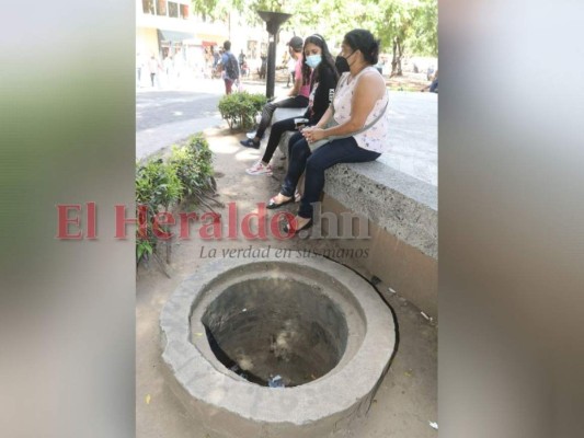 Baches, alcantarillas destapadas y calles colapsadas: riesgos en la capital