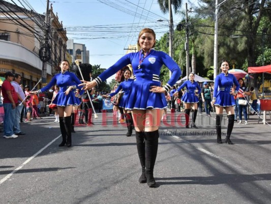 FOTOS: Coloridos desfiles protagonizaron al menos 300 escuelas en la capital