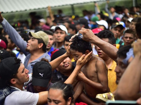 FOTOS: El rostro de dolor de los niños hondureños cuando la caravana migrante rompió los portones en la frontera con México