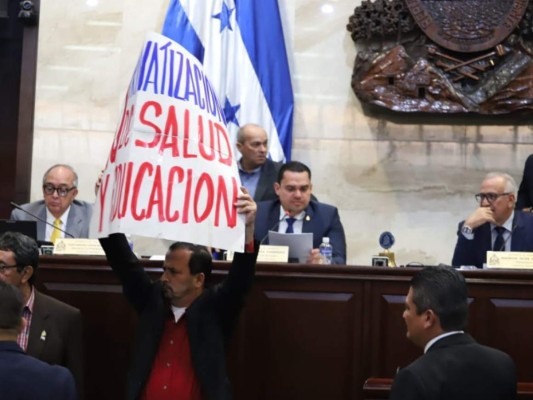 FOTOS: Empujones y gritos durante zafarrancho en el Congreso Nacional  