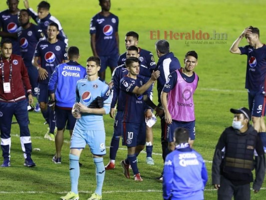 Júnior Lacayo celebró con la Bandera de Honduras; Comunicaciones fue superior a Motagua