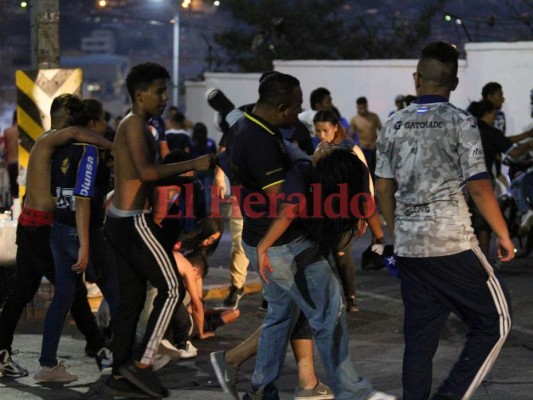 Terrible enfrentamiento entre barras y Policía Nacional tras el clásico capitalino