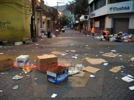 Recogen toneladas de basura producida en víspera del Año Nuevo en la capital (FOTOS)