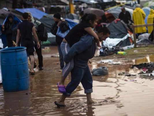 FOTOS: Fuerte lluvia destruye carpas en las que dormían migrantes de la caravana en Tijuana, México