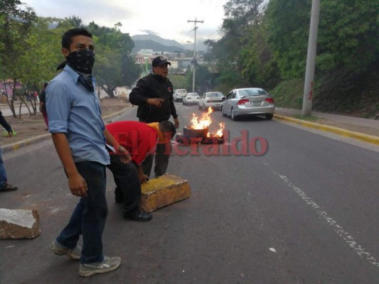 Enormes piedras obstaculizaron calles de la capital durante tomas de la Alianza de Oposición