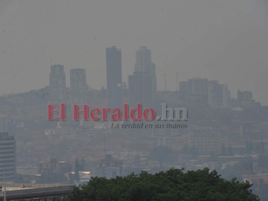 Sin agua, con una pandemia y ahogados por el humo de incendios en la capital del Honduras