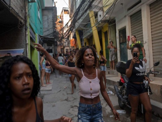 Policía irrumpe en favela de Río; hay al menos 25 muertos (Fotos)