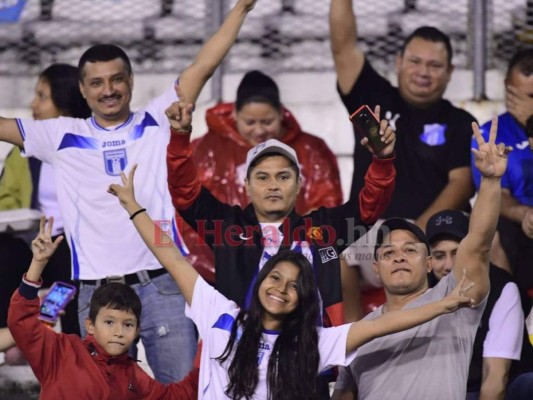 FOTOS: Mujeres guapas y afición entusiasmada en el partido de Honduras ante Martinica