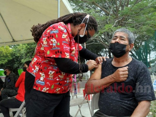 Capitalinos retoman las jornadas de vacunación ante amenaza de ómicron (FOTOS)