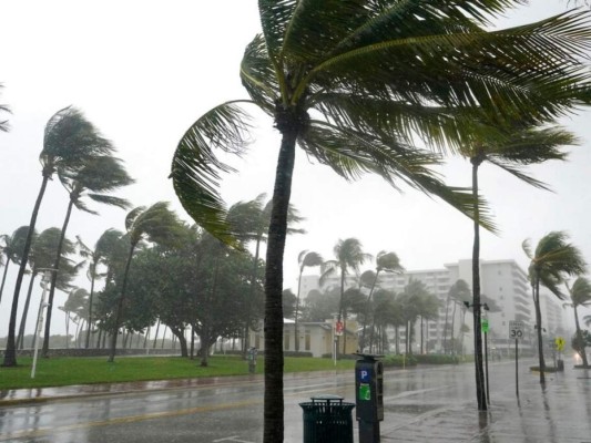 Las imágenes: Eta lleva aguaceros a las calles ya inundadas de Florida