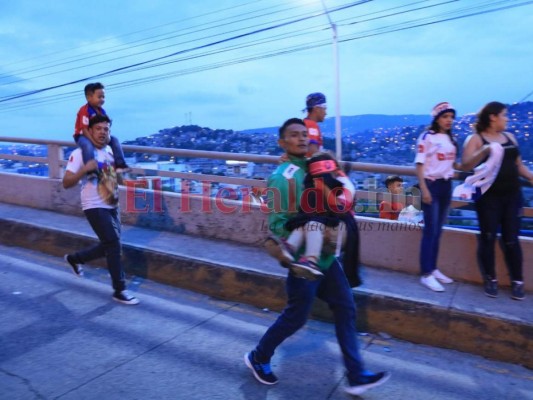 Caos, gritos desesperados y gases lacrimógenos: Los disturbios afuera del Estadio Nacional