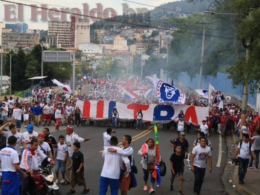 FOTOS: A bordo de motos, con banderas y cánticos, así fue la llegada de la Ultra Fiel al Estadio Nacional