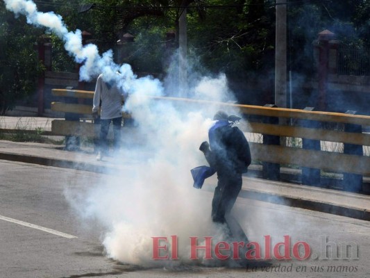 Descontrol y violencia en la UNAH en imágenes; hay estudiantes heridos