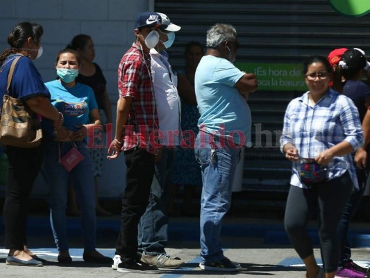 Capitalinos abarrotan mercados para abastecerse en plena cuarentena por Covid-19