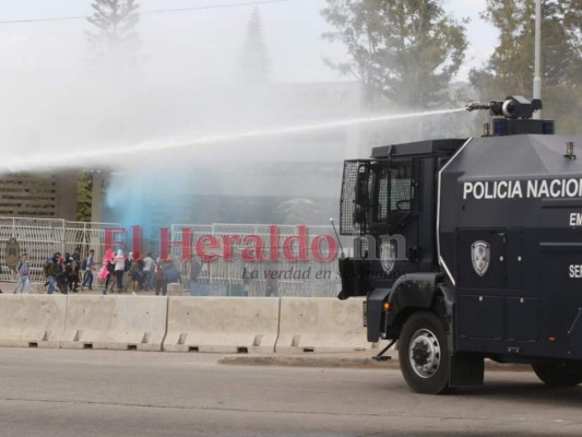 FOTOS: Desorden y caos afuera de la UNAH en el inicio de clases