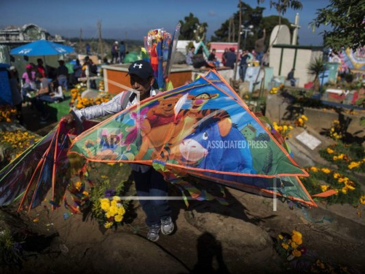 La inusual forma como celebran Día de Muertos en Guatemala