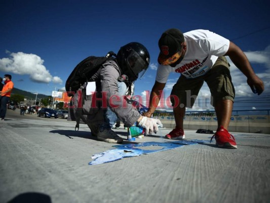 FOTOS: Hondureños repintan graffiti viral y exigen transparencia