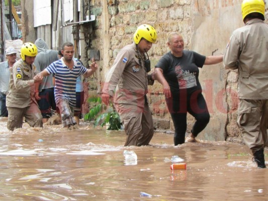 Trasladan a hondureños a albergues por inundaciones tras fuertes lluvias