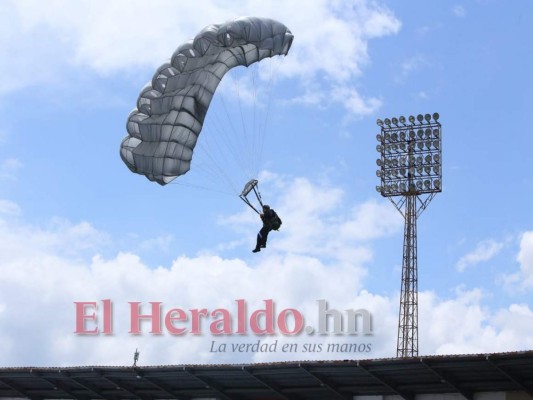 Júbilo y adrenalina: así fue el espectáculo de paracaidismo en el Bicentenario