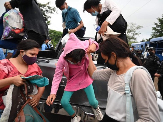 FOTOS: A pie y a 'jalón', sale masiva caravana de migrantes hacia EE UU