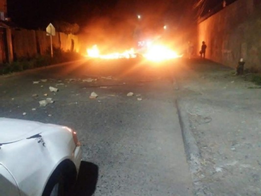 FOTOS: Quema de llantas, caos vial y protestas se reporta la noche de este miércoles en la capital de Honduras