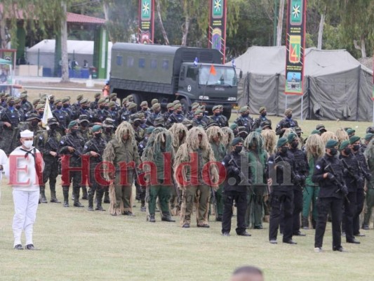 Condecoraciones, distinciones y ascensos de oficiales en el 196 aniversario del Ejército