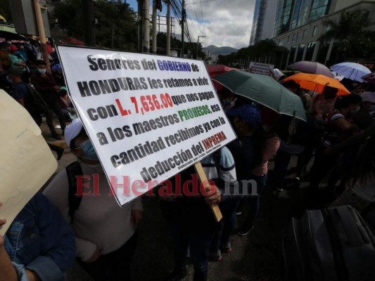 Miles de maestros Proheco protestan por su permanencia en la capital (FOTOS)