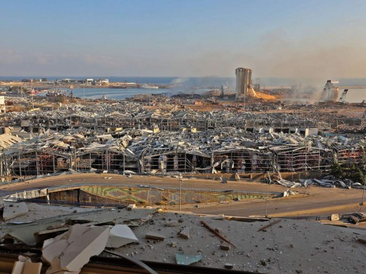 Apocalípticas imágenes un día después de explosión en puerto libanés de Beirut