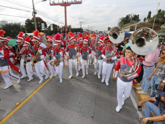 Impecable vestimenta de bandas en los desfiles patrios 2018