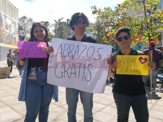 Rosas, globos y abrazos gratis engalanan el Día de San Valentín en la UNAH