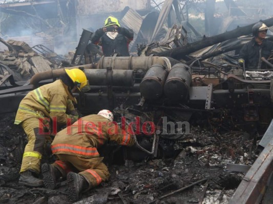 FOTOS: Así fue el rescate del cadáver del conductor de la rastra accidentada en zona sur