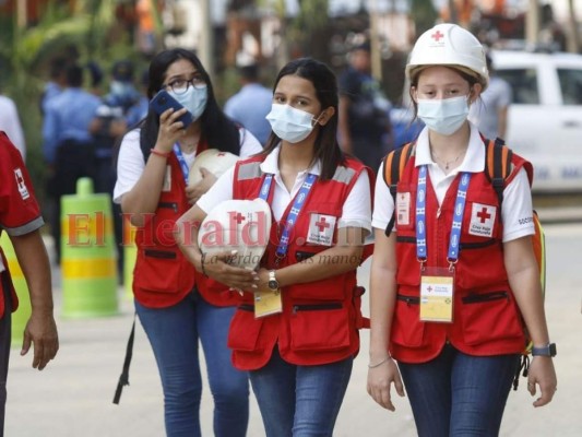 ¡Roban suspiros! Hermosas mujeres engalanan el estadio Olímpico para alentar a la H