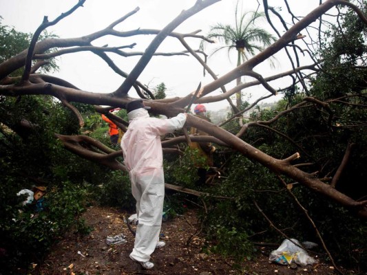 FOTOS: Huracán Isaías gana fuerza en el Caribe rumbo a Florida, epicentro de pandemia