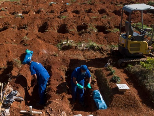 FOTOS: Ante muertes por coronavirus, cementerios de Sao Paulo vacían tumbas