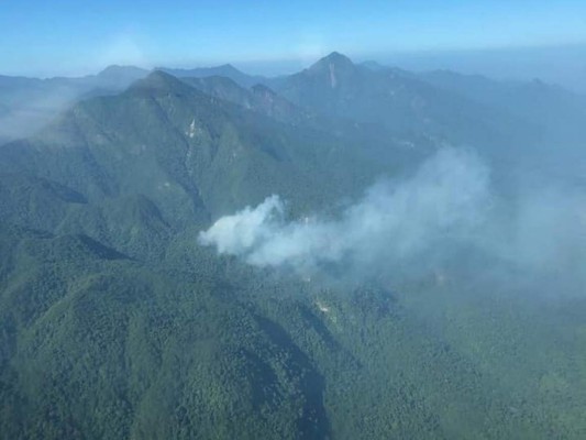 Imágenes aéreas muestran el extraño humo que sale de Pico Bonito