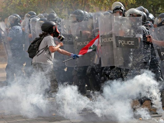 Impactantes imágenes de las protestas en Beirut, tras mortal explosión en puerto