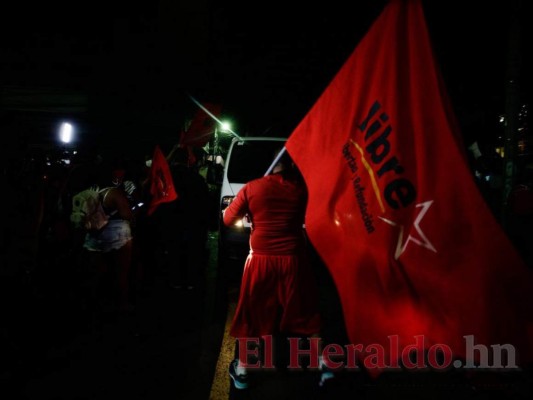 Militantes de Libre se suman a vigilia convocada por presidenta Xiomara Castro en apoyo a Luis Redondo (Fotos)