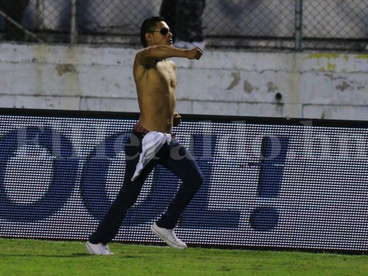 GALERIA: Aficionado invade la cancha y hace gol en pleno clásico