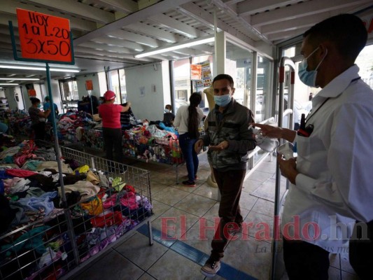 Portando mascarillas, capitalinos visitan comercios para aprovechar promociones de fin de año (Fotos)