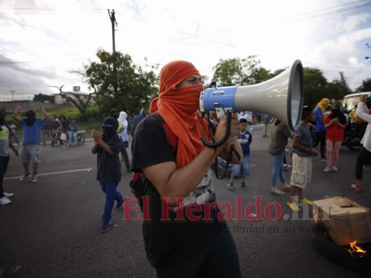 FOTOS: encapuchados bloquearon paso al bulevar Suyapa y anillo periférico